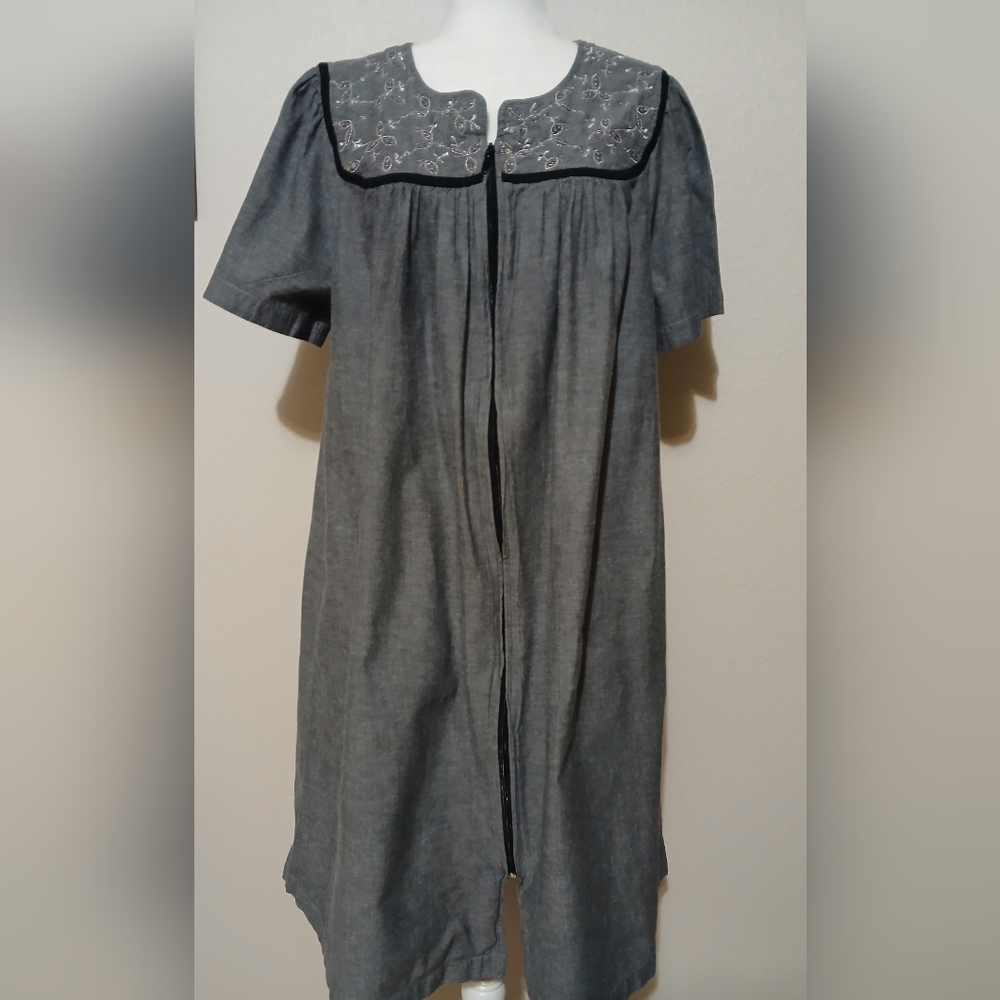 Gray Short Sleeve Dress with Embroidered Collar